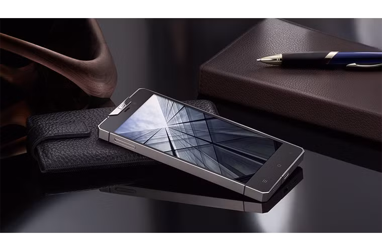 Vỏ ngoài của điện thoại được làm từ 5 lớp titan rắn, là loại vật liệu sử dụng trong sản xuất tên lửa, tàu vũ trụ và các dòng xe hơi cao cấp.