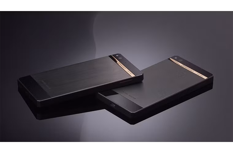 ...phiên bản R2 (giá 5000 USD, vàng trắng 18k, sơn lót PVD) và phiên bản R3 (vật liệu vàng 18k, sơn lót PVD).