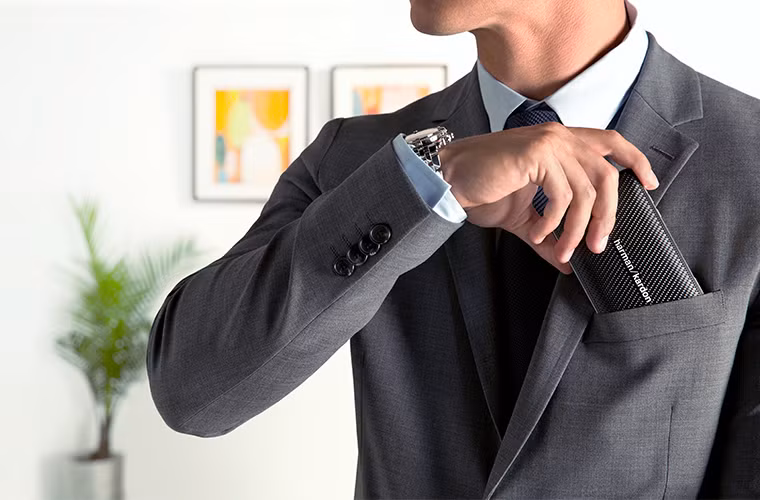 Harman Kardon Esquire Mini sở hữu khung viền xung quanh bằng kim loại, mặt trước là màng loa, mặt sau được bọc da toàn bộ sang trọng. Đặc biệt có chân loa xếp ẩn. Khi được bật ra, chân loa này tạo cho Esquire Mini góc nghiêng giúp mở rộng góc phát tán âm, cho âm thanh rộng và hiệu ứng stereo tốt hơn. Loa trình diễn âm thanh có độ rộng, tiếng trung thực, dải tần cao không bị chói cùng chất âm tổng thể mộc và có chiều sâu.