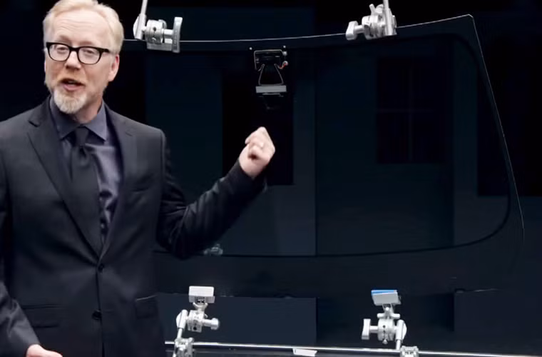 Vẫn chưa thỏa mãn, họ tiếp tục so sánh kính Gorilla Glass với loại kính thông thường dùng làm cửa sổ, kính chắn gió. Corning hiện đang phát triển kính chắn gió cường lực bằng Gorilla Glass (trên hình là kính chắn gió thông thường).