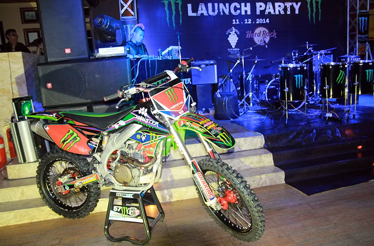 Chiếc xe cào cào dán decal với họa tiết nổi bật có mặt cạnh sân khấu chính.