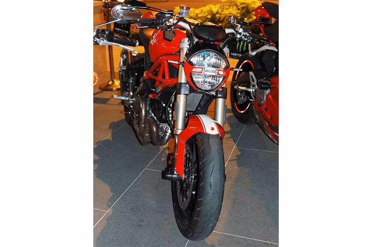 Ducati Monster 1100 được trang bị khá nhiều đồ chơi hàng hiệu.