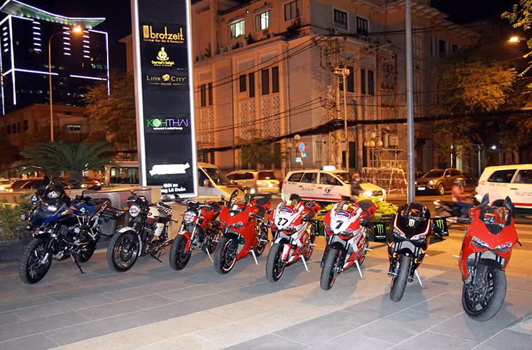 Tối 11/12, nhân sự kiện ra mắt một thương hiệu nước tăng lực mới tại thị trường Việt Nam, rất nhiều biker chạy những chiếc xế khủng tới tham dự.