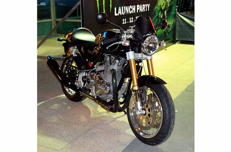 Một chiếc cafe racer được độ đầy đủ phụ tùng hàng hiệu như cặp phuộc trước, sau Ohlins, thắng đĩa Brembo...