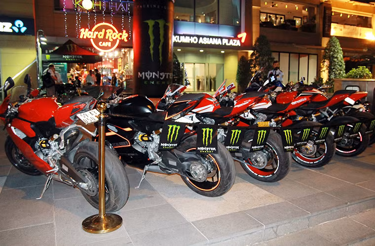 Có 6 chiếc Ducati tham dự chương trình này, gồm 5 chiếc 899 Panigale và một chiếc Monster 1100. Ducati 899 Panigale là dòng mô tô thể thao hạng trung mới ra mắt tại Việt Nam, giá hãng công bố là 577 triệu đồng.