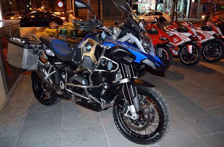 Chiếc xe địa hình BMW R1200 GS cũng có mặt. Đây là dòng xe được thiết kế để vận hành trên những địa hình hiểm trở. Động cơ boxer dung tích lên tới 1.170cc là điểm gây chú ý trên chiếc xe này.