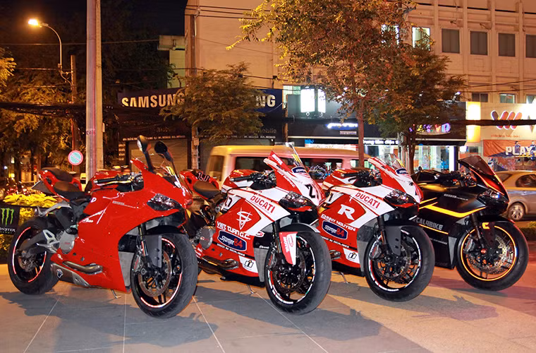 Dàn xe thể thao Ducati 899 Panigale được dán decal đầy màu sắc nổi bật trong đêm.