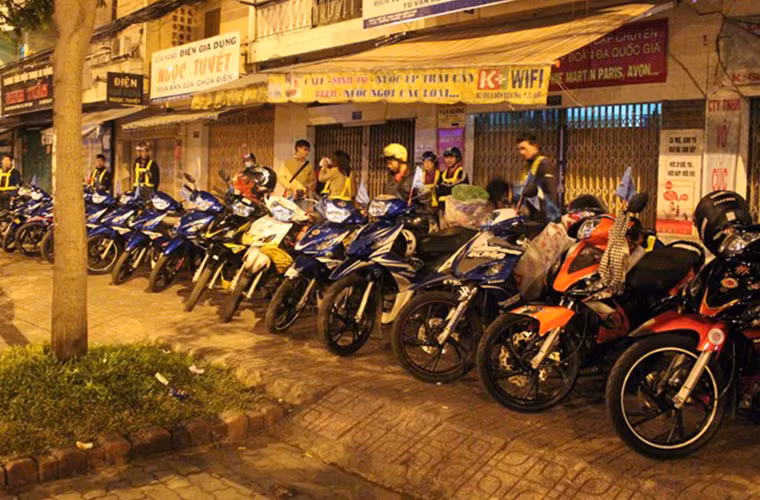 Sáng 7/12, hàng chục chiếc Axelo tập hợp tại khu vực Hàng Xanh, quận Bình Thạnh, TP. HCM. Đây là các thành viên thuộc câu lạc bộ Suzuki Axelo Sài Gòn.