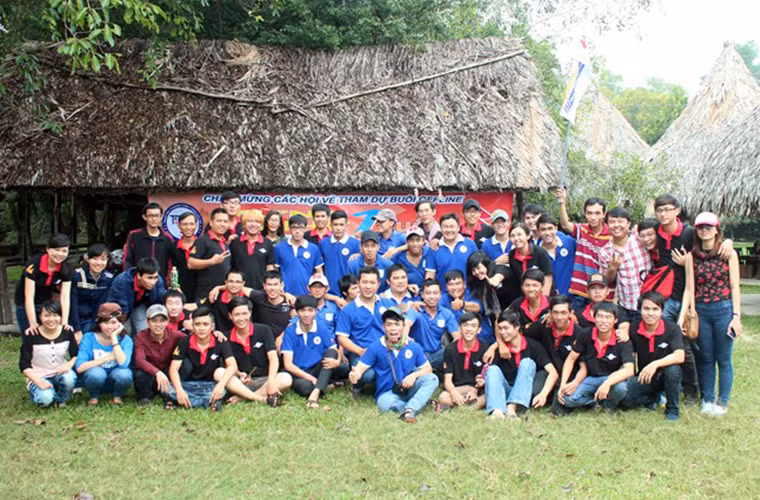 Các thành viên của bốn câu lạc bộ trong những màu áo khác nhau cùng tập trung chụp ảnh lưu niệm. Đây là cơ hội để những người đam mê dòng xe côn tay Axelo của Suzuki có cơ hội gắn kết, trao đổi kinh nghiệm chơi xe và bảo dưỡng xế cưng của mình.