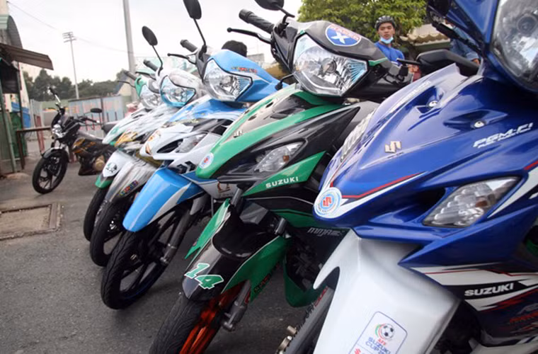 Câu lạc bộ Axelo Sài Gòn tập hợp những bạn trẻ đam mê dòng xe côn tay cỡ nhỏ của Suzuki. Hầu hết những chiếc xe đều được dán decal bắt mắt.