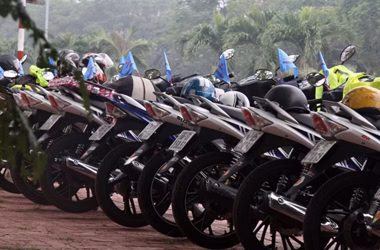 Những chiếc xe được treo lá cờ nhỏ để làm dấu hiệu nhận ra nhau khi di chuyển trên đường.