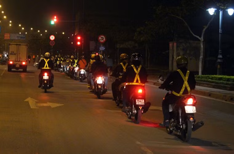 Khoảng 4h sáng, sau khi tập trung đủ người, đoàn xe bắt đầu di chuyển về khu du lịch Bò Cạp Vàng, huyện Nhơn Trạch, tỉnh Đồng Nai để tổ chức sinh nhật câu lạc bộ.