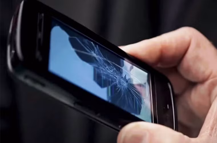 Màn hình "tội nghiệp" của chiếc smartphone cũ đã nứt vỡ nặng nề sau cú đập đó. Kiểu nứt vỡ màn hình điện thoại như thế này là khá phổ biến trên thế giới.