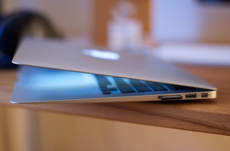 Năm 2015, Apple sẽ trình làng một chiếc MacBook Pro mỏng hơn. Mẫu này sẽ trông rất giống MacBook Air, nhưng có hiệu năng mạnh hơn.