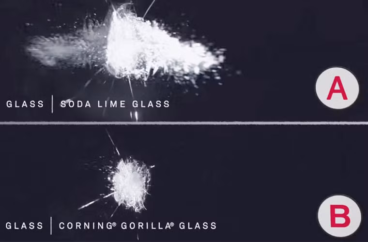 So sánh giữa kính thông thường và kính cường lực Gorilla Glass sau cú bắn bằng súng hơi.​