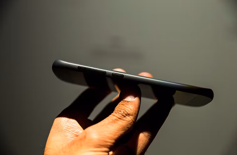 Cạnh phải của YotaPhone 2.