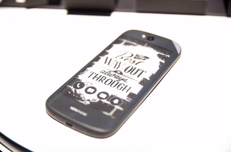 Bạn có thể xem các thông báo, email hay tin nhắn mới trực tiếp trên màn hình sau mà không cần chuyển sang màn hình chính.