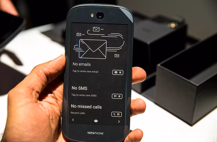 YotaPhone 2 chạy hệ điều hành Android 4.4.3 KitKat, sử dụng giao diện gốc của Google mặc dù YotaPhone đã tùy chỉnh khá nhiều để hệ thống có thể nhận diện và kết nối 2 màn hình cùng một lúc.