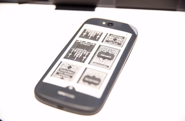 YotaPhone 2 có camera trước 2MP và camera sau 8MP hỗ trợ lấy nét tự động cùng với đèn flash LED.