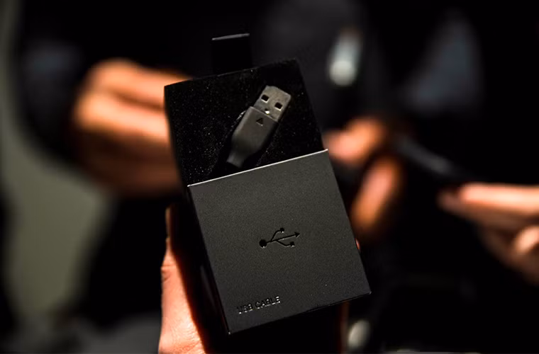 YotaPhone 2 khá nhiều kết nối thời thượng như 4G LTE, NFC và chuẩn sạc không dây Qi.