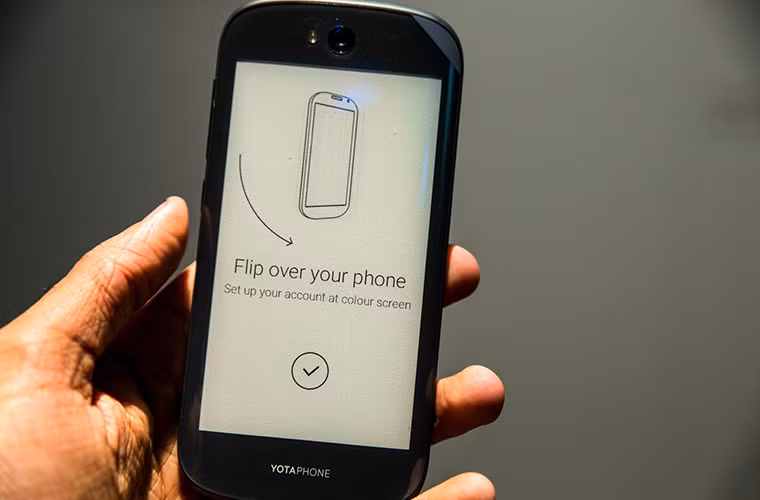 YotaPhone 2 có trọng lượng khá nhẹ, chỉ 145 gram. Cả 2 mặt của máy đều được bảo vệ bằng kính cường lực Gorilla Glass 3.