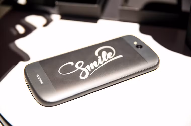 YotaPhone 2 trang bị chip xử lý Snapdragon 800 2.2GHz (không phải là loại chip mới và mạnh nhất ở thời điểm này), chỉ có bộ nhớ trong 32GB và không kèm thẻ nhớ MicroSD.