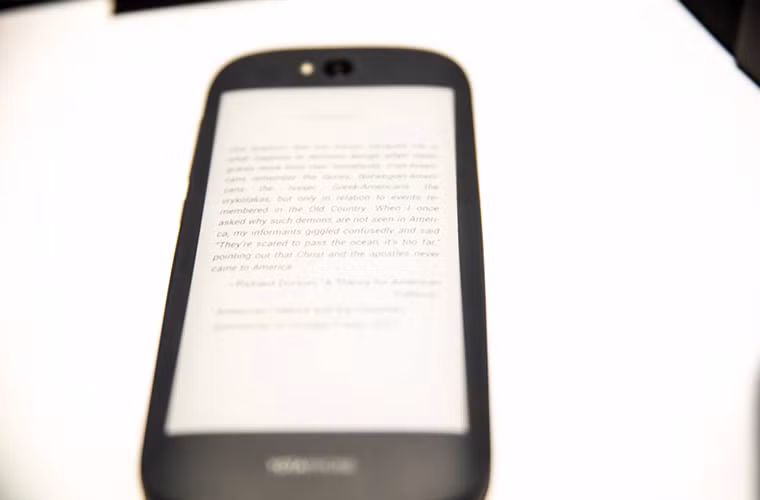 YotaPhone 2 có tích hợp công nghệ màn hình "Yota Always-On", giúp màn hình e-ink phía sau luôn được bật và có thể đọc sách e-book với thời lượng pin lên đến 5 ngày cho mỗi lần sạc.