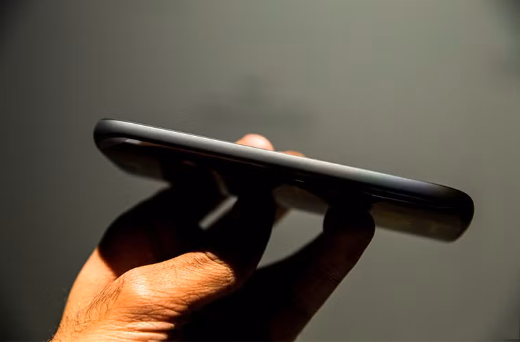 Cạnh trái của YotaPhone 2.