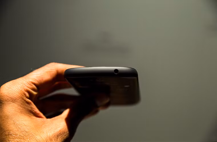 Cạnh trên của YotaPhone 2.