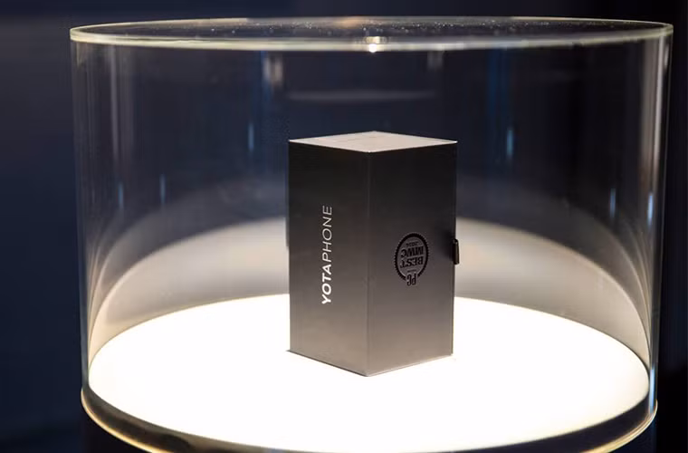 YotaPhone 2 đã được giới thiệu tại 20 quốc gia ở châu Âu, Trung Đông và dự kiến sẽ bán tại Hồng Kông trong tháng 12 này. Chiếc điện thoại sẽ có giá 555 bảng tại Anh và 700 euro tại châu Âu (khoảng 18 triệu đồng).