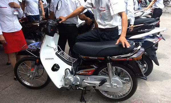 Honda Super Dream 100 với tem Dream II.