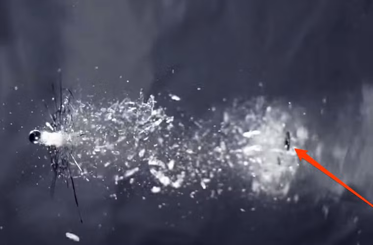 Đây là hình ảnh viên đạn sau khi đâm xuyên qua tấm kính. Những mảnh kính vụn bay theo viên đạn văng đi nhiều hướng, thường tạo nên một lỗ thủng ở mặt bên kia.