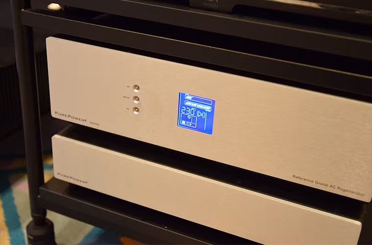 Một bộ nguồn vừa đóng vai trò ổn định và lọc sạch dòng điện, vừa là nguồn dự phòng đề phòng tình huống mất điện hoặc điện quá yếu.