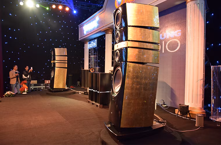 Đây là cặp loa đến từ hãng loa danh tiếng của Pháp, model Focal Grande Utopia EM, được dát vàng 24K.