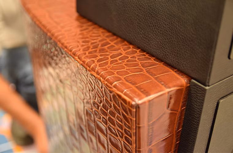 Chất liệu cấu tạo độc đáo cũng là một tiêu chí để các hãng loa khoe hàng. Trong ảnh là loa bọc trong da.