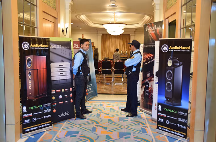 Triển lãm được tổ chức tại khu vực tầng 1 và cả tầng 3, khách sẽ dùng thang máy để di chuyển.