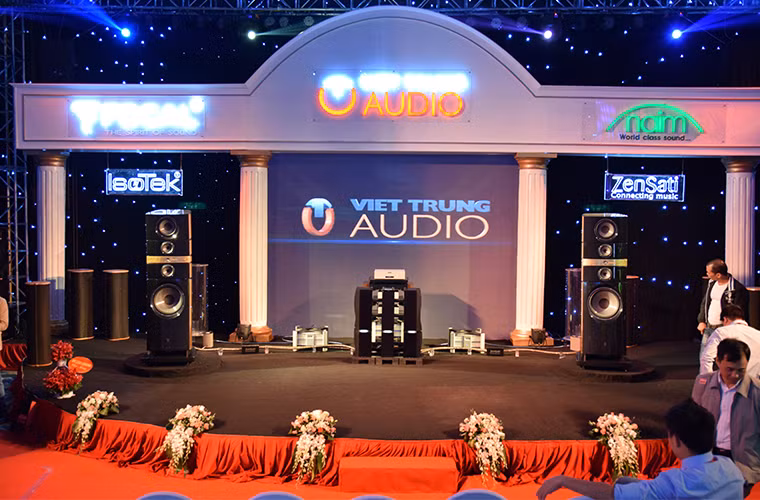 Trên sân khấu là dàn âm thanh khủng với cặp loa có giá trên 8 tỉ đồng.