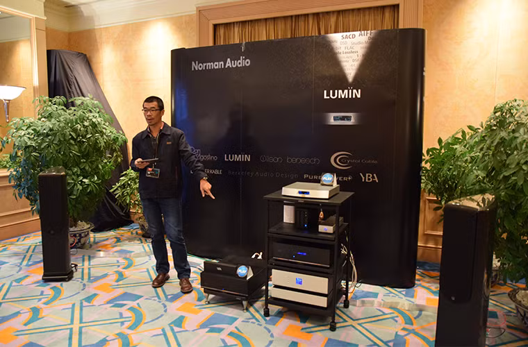 Các gian hàng đều có chuyên gia demo và thuyết trình trực tiếp về sản phẩm, giải đáp mọi thắc mắc của người tham dự.