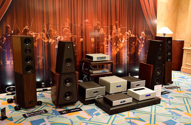 AV Show là nơi xuất hiện nhiều cặp loa với hình dáng lạ mắt, khác hẳn với hình khối hộp truyền thống.