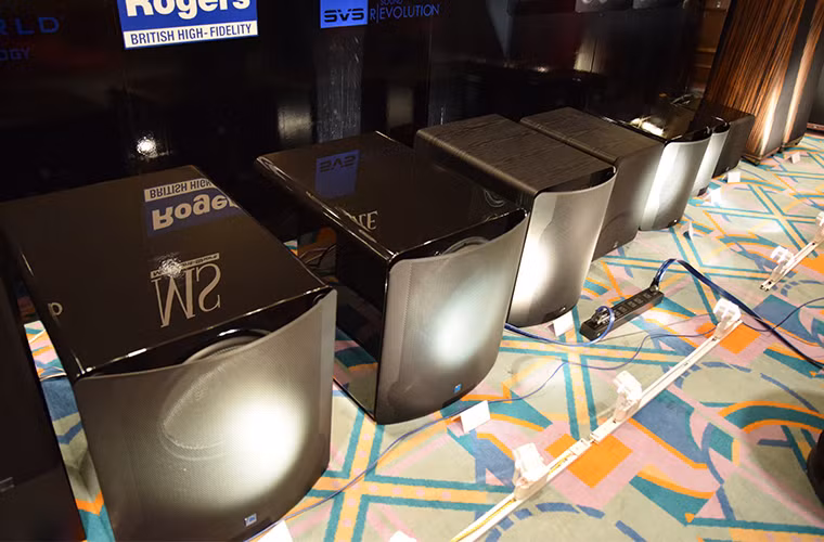 AV Show là không gian thích hợp để giới thiệu các sản phẩm mới. Các loa siêu trầm này lần đầu xuất hiện tại Việt Nam.