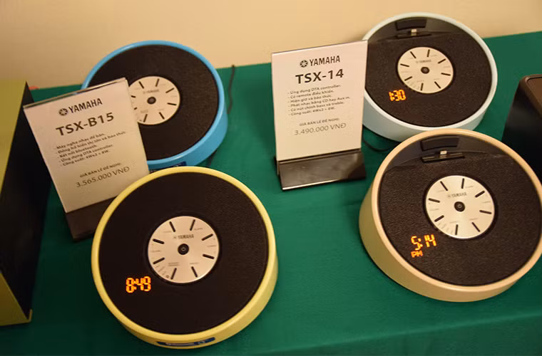 Không chỉ là nơi thi thố các sản phẩm đắt tiền, những thiết bị âm thanh bình dân cũng không hề hiếm gặp tại cuộc triển lãm này.