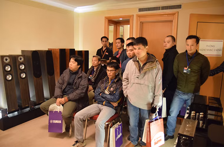 Khách tham quan mê mẩn với chất âm mê hoặc của các dàn âm thanh tiền tỉ.