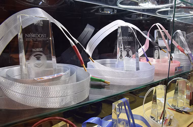 Dây loa là một trong những thiết bị được dân chơi hi-end đặc biệt quan tâm, giá của chúng lên tới nửa tỉ đồng là chuyện không hiếm.