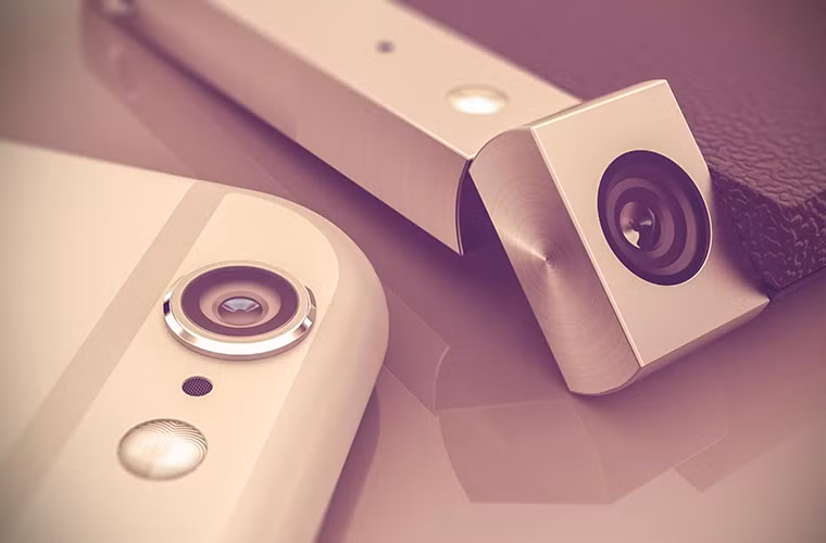 Vì camera nằm ở góc phải trên thân máy nên Spinner có được sự khác biệt so với các smartphone có camera xoay tương tự. Đáng tiếc là thiếu đèn flash LED khiến chụp ảnh trong điều kiện thiếu sáng có thể không tốt.