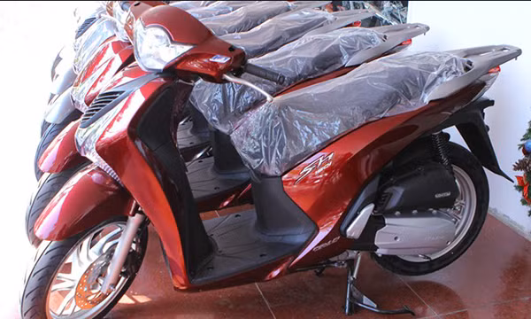 Honda SH với mặt nạ phiên bản cũ.