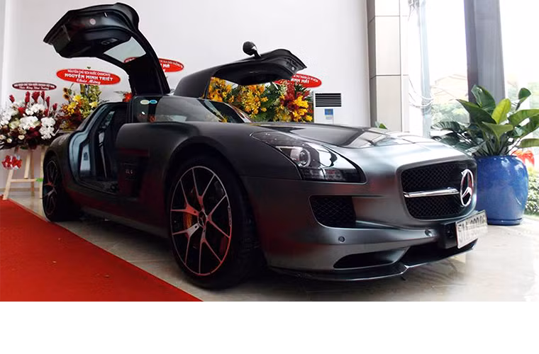 3. Mercedes SLS AMG GT Final Edition: Cuối tháng 7 đầu tháng 8 vừa qua, giới chơi xe cả nước đã bất ngờ bởi sự xuất hiện của chiếc siêu xe thể thao Mercedes SLS AMG GT Final Edition. Chiếc xe đặc biệt bởi đây là 1 trong số 350 chiếc được sản xuất trên toàn thế giới kể cả coupe và mui trần. Đến nay vẫn chưa biết được số tiền để có thể đưa được siêu xe cánh chim này về Việt Nam là bao nhiêu.