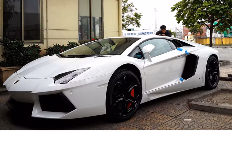 2. Lamborghini Aventador LP700-4: Cách đây không lâu, tại cảng Hải Phòng, chiếc Aventador chính hãng đầu tiên và cũng là chiếc thứ 3 có "hộ khẩu" tại Việt Nam đã được khui thùng và đang làm thủ tục để về Hà Nội. Lamborghini Aventador LP700-4 mới về có màu trắng mâm đen trông rất ngầu. Xe sẽ được trưng bày và bán tại đại lý chính hãng của Lamborghini sắp khai trương tại Hà Nội trong thời gian tới. Ước tính mức giá sau thuế của siêu xe này lên đến 25 tỉ đồng.