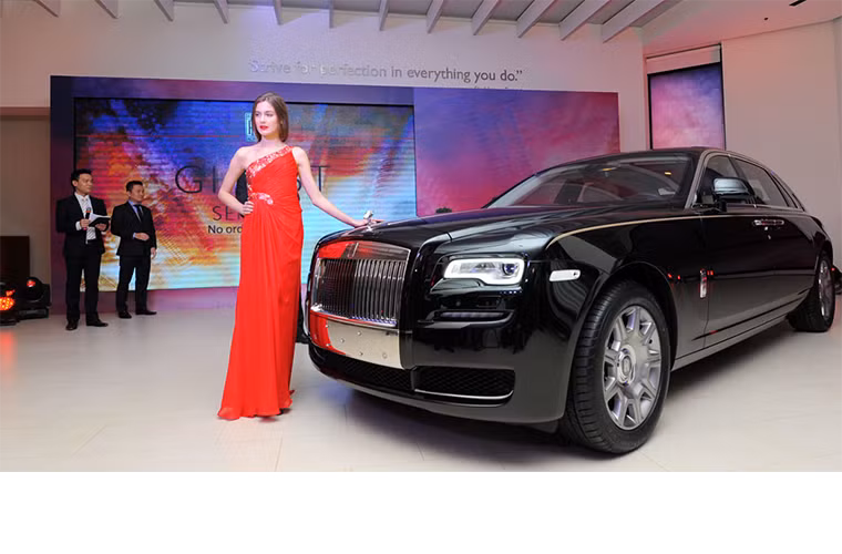 6. Rolls-Royce Ghost Series II: Ra mắt tại Hà Nội hồi đầu tháng 12 vừa qua, Rolls-Royce Ghost Series II là mẫu xe thứ 3 mà Rolls-Royce Motor Car Hà Nội giới thiệu tại Việt Nam. Ghost Series II được nâng cấp từ Ghost Series I với khá nhiều điểm được cải tiến về mặt thiết kế giúp xe nhìn đẹp hơn rất nhiều. Chiếc Ghost ra mắt tại Việt Nam là phiên bản trục cơ sở kéo EWB có giá 21 tỉ 337 triệu đồng chứ không phải là 17 tỉ đồng như trên bản tiêu chuẩn.