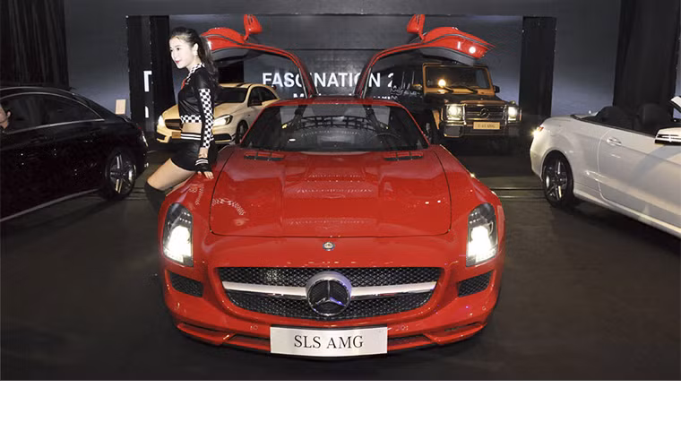 7. Mercedes SLS AMG: Siêu xe cánh chim về Việt Nam hồi tháng 7 và được Mercedes Benz Việt Nam phân phối chính hãng với giá 11 tỉ 800 triệu đồng. Đây là chiếc thứ có mặt tại Việt Nam và hiện giờ vẫn đang được trưng bày ở đại lý của Mercedes-Benz tại TP Hồ Chí Minh.