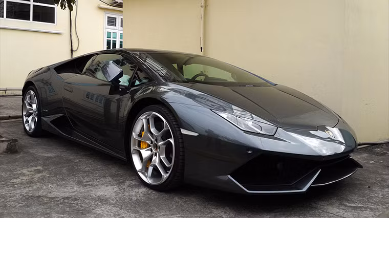 5. Lamborghini Huracan LP610-4: Huracan chính là phiên bản thay thế cho đàn anh Gallardo từng rất thành công trước đó của Lamborghini. Chiếc Huracan này về cùng với chiếc Aventador màu trắng và là 1 trong 2 mẫu xe sẽ được showroom Lamborghini Hà Nội trưng bày và bán tại Việt Nam. Trên thế giới, Huracan bản tiêu chuẩn có giá hơn 180.700 bảng Anh và khi về Việt Nam, sẽ có giá xấp xỉ 16 tỉ đồng.